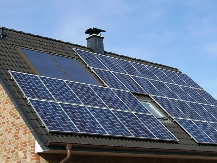 Casa con paneles solares en el tejado