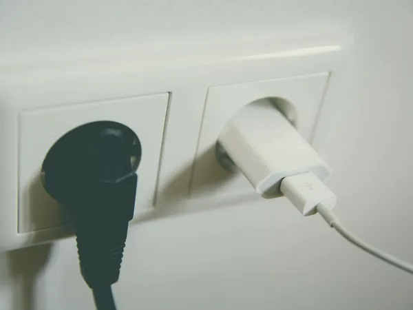 Enchufe de pared con un cargador conectado