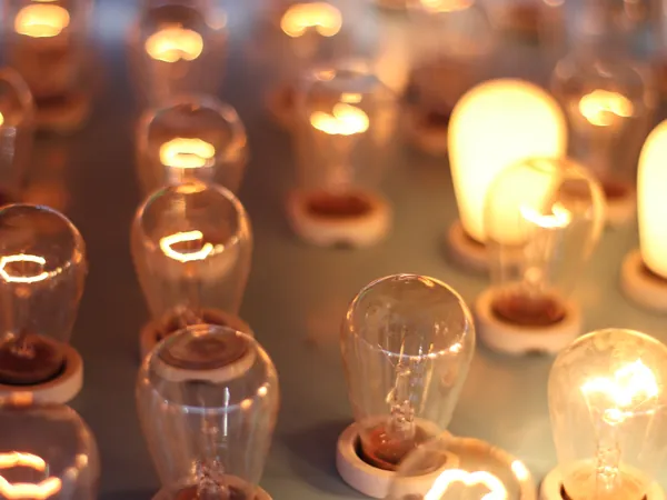 Varias bombillas encendidas