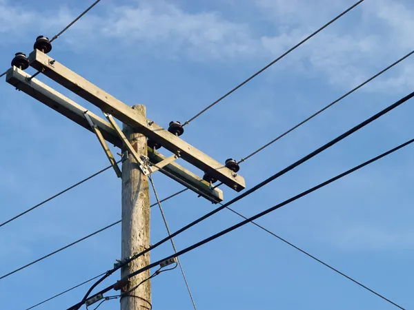 Tendido eléctrico con cielo azul